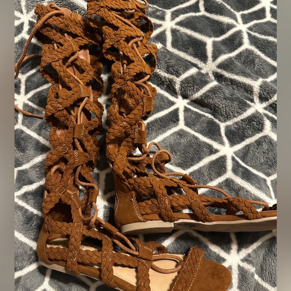 Braided Tan Gladiator Sandals - BLACK & TAN